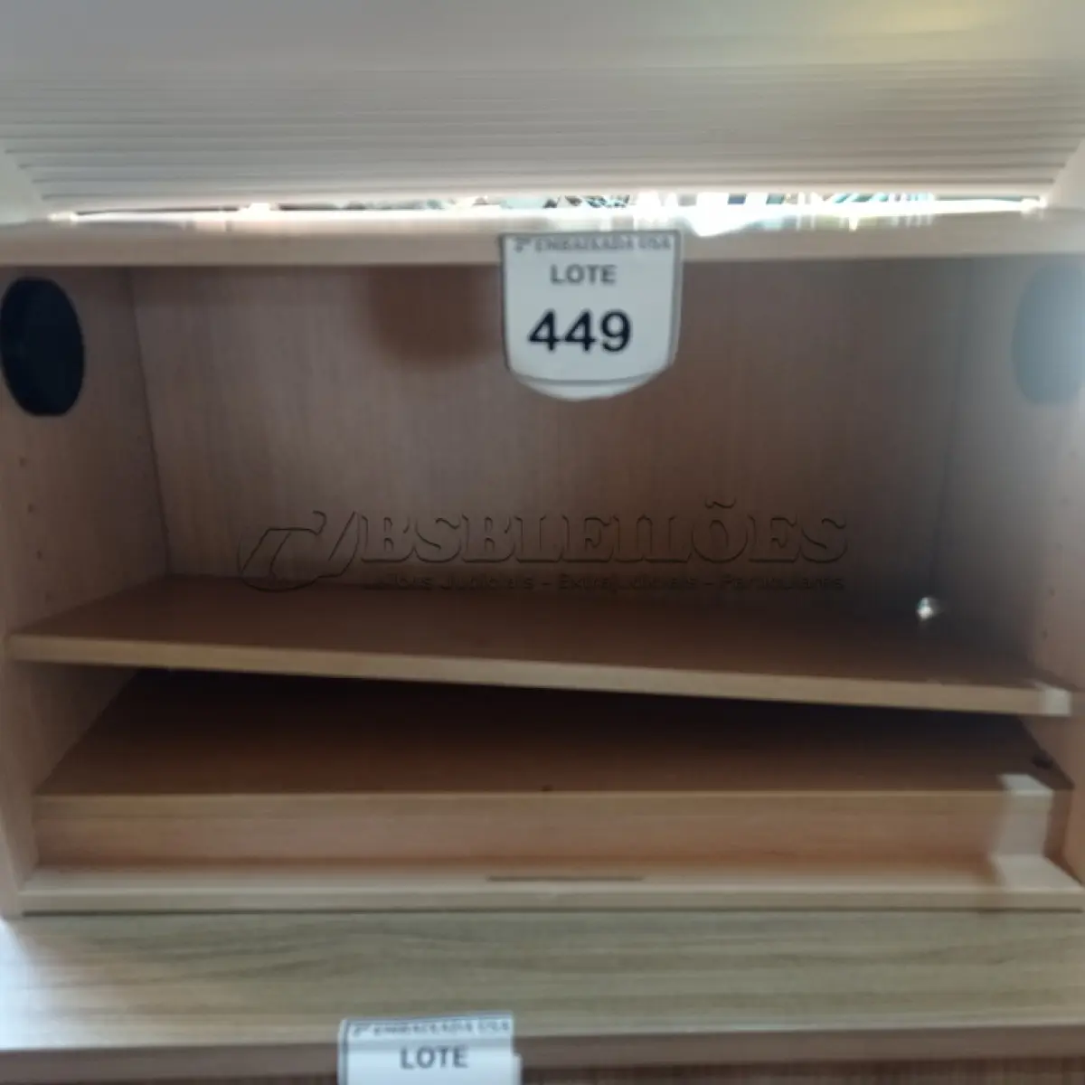 LOTE 449 - 01 ARMÁRIO SUSPENSO. (NO ESTADO EM QUE SE ENCONTRA. SUJEITO A AVARIAS OCULTAS/VISÍVEIS.)