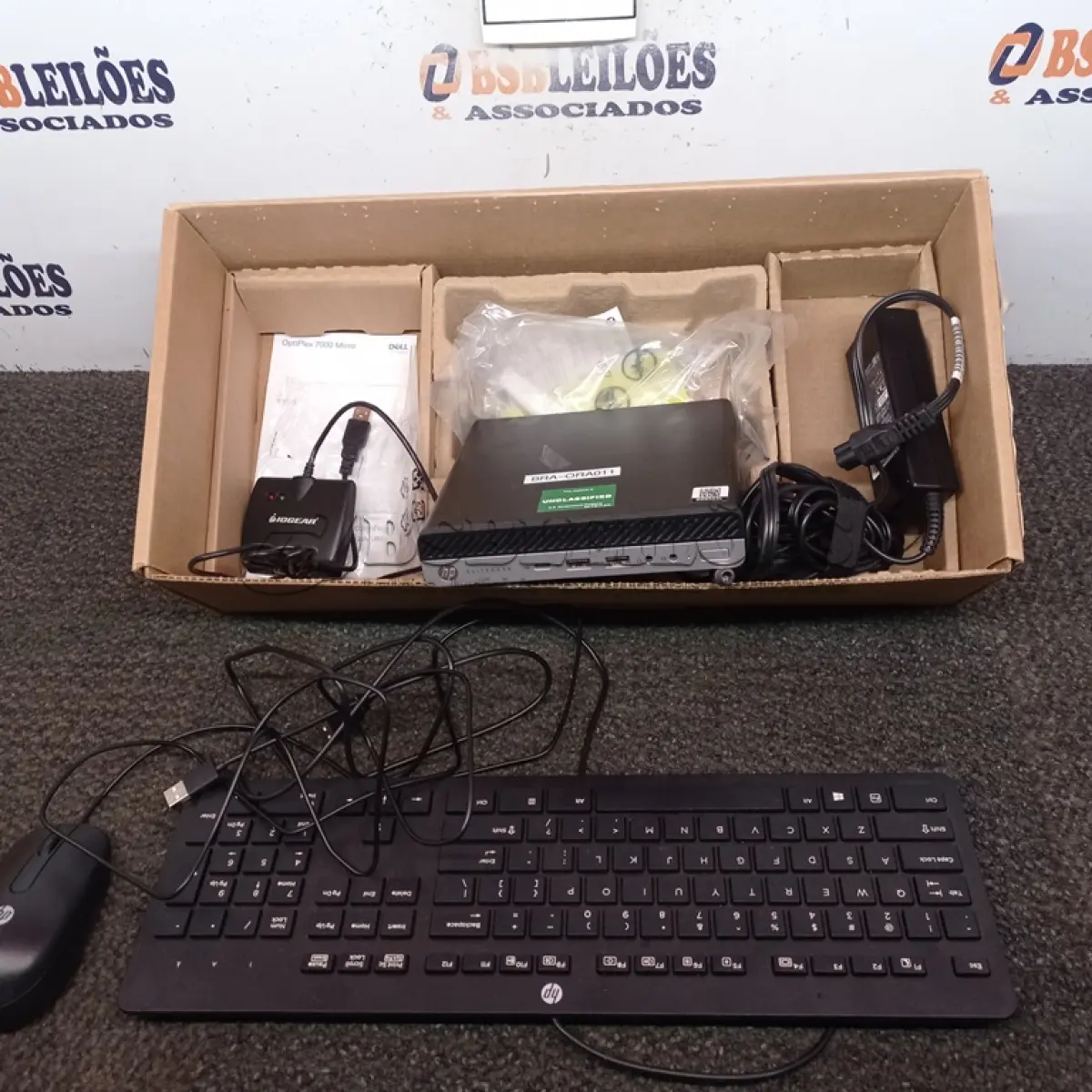 LOTE 306 - 01 CPU HP, MOUSE, TECLADO E CARREGADOR. (NO ESTADO EM QUE SE ENCONTRA. SUJEITO A AVARIAS OCULTAS/VISÍVEIS.) BD0553L