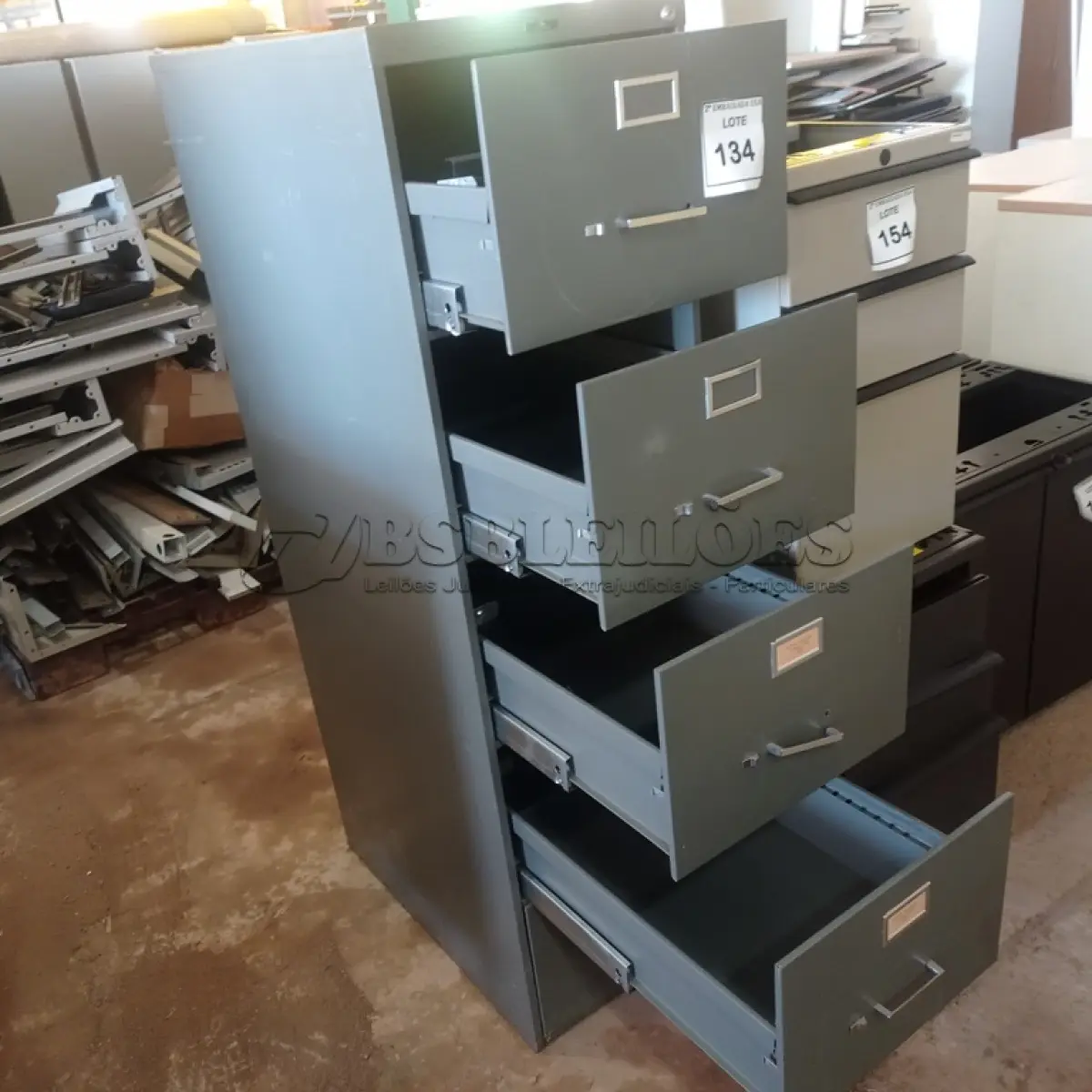 LOTE 134 - 01 ARMÁRIO DE FERRO 5 GAVETAS. (NO ESTADO EM QUE SE ENCONTRA. SUJEITO A AVARIAS OCULTAS/VISÍVEIS.)
