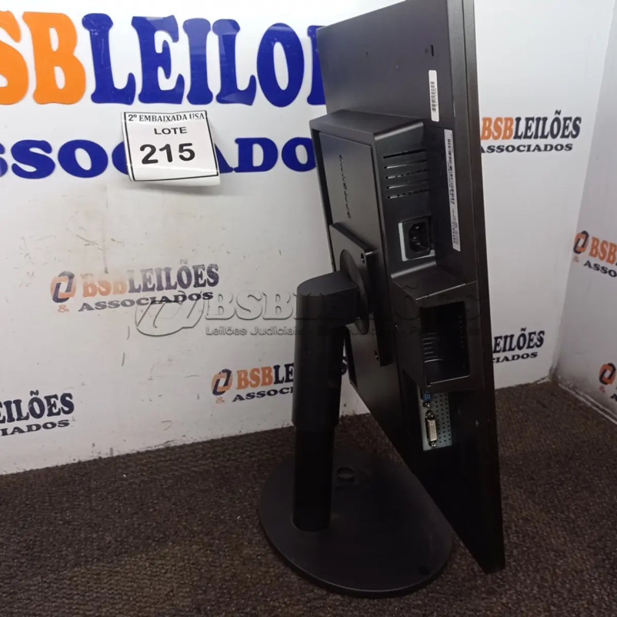 LOTE 215 - 01 MONITOR SAMSUNG. (NO ESTADO EM QUE SE ENCONTRA. SUJEITO A AVARIAS OCULTAS/VISÍVEIS.)