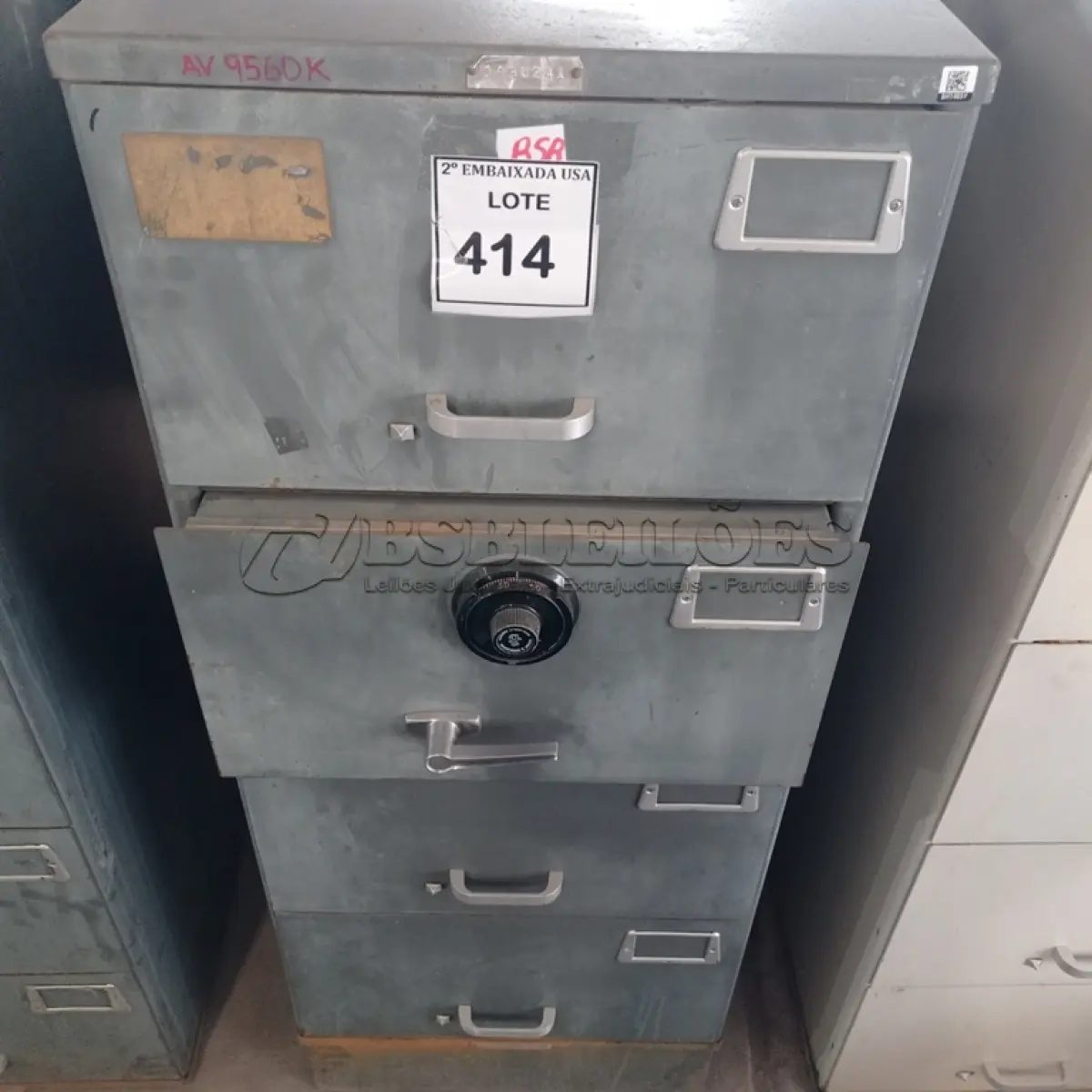 LOTE 414 - 01 COFRE. (NO ESTADO EM QUE SE ENCONTRA. SUJEITO A AVARIAS OCULTAS/VISÍVEIS.) BH1465Y