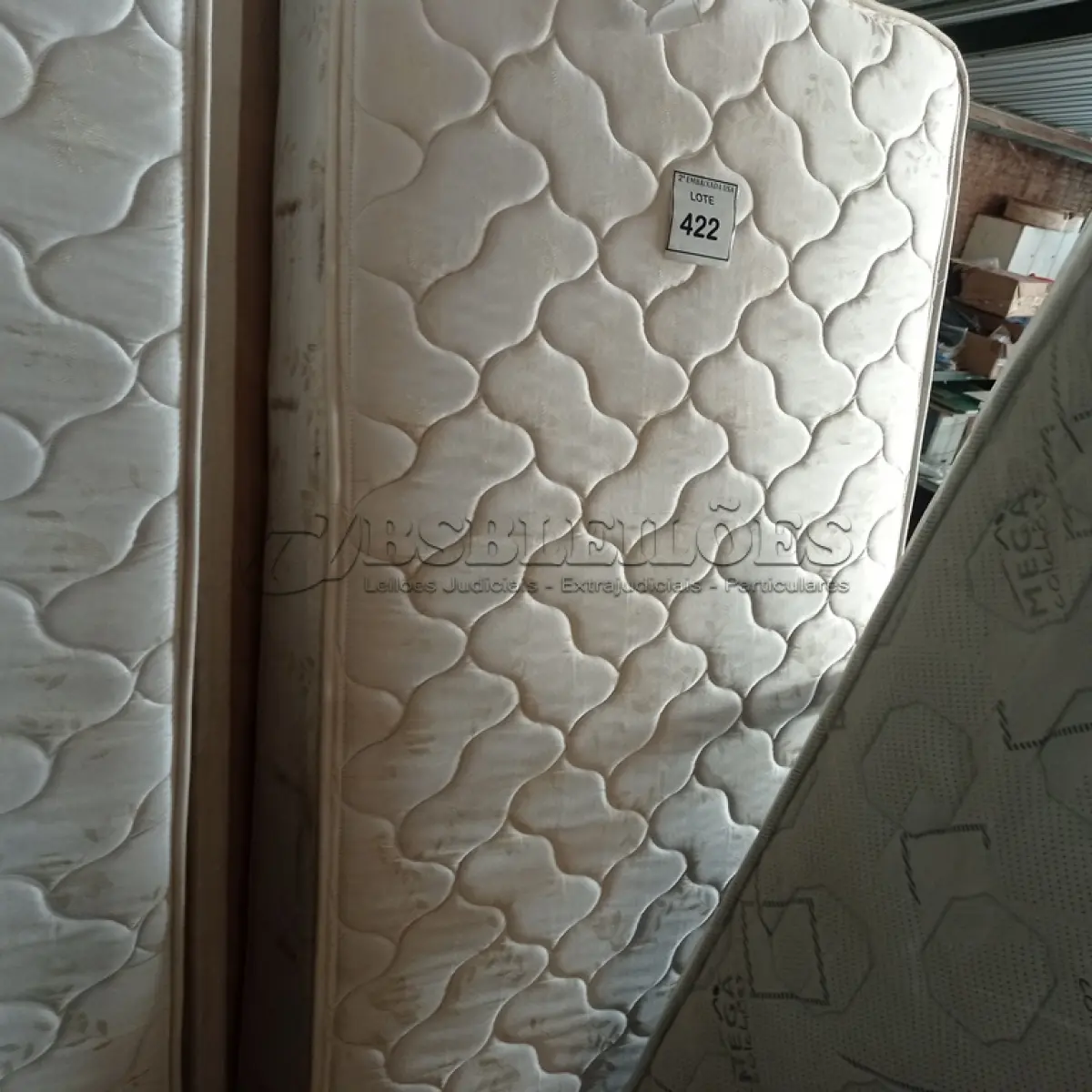 LOTE 422 - 01 MATTRESS TWIN E 01 BOX TWIN. (NO ESTADO EM QUE SE ENCONTRA. SUJEITO A AVARIAS OCULTAS/VISÍVEIS.) AV9911C/ BF8549X