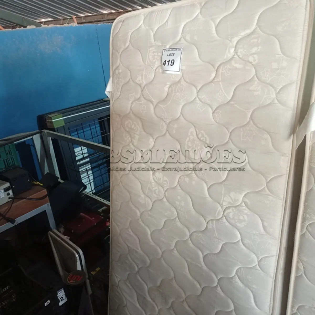 LOTE 419 - 01 BOX TWIN E 01 MATTRESS TWIN. (NO ESTADO EM QUE SE ENCONTRA. SUJEITO A AVARIAS OCULTAS/VISÍVEIS.) BF8512V/ BF8513J