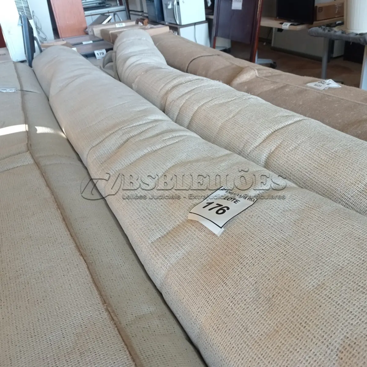 LOTE 176 - 01 RUG (TAPETE). (NO ESTADO EM QUE SE ENCONTRA. SUJEITO A AVARIAS OCULTAS/VISÍVEIS.) AV9542R