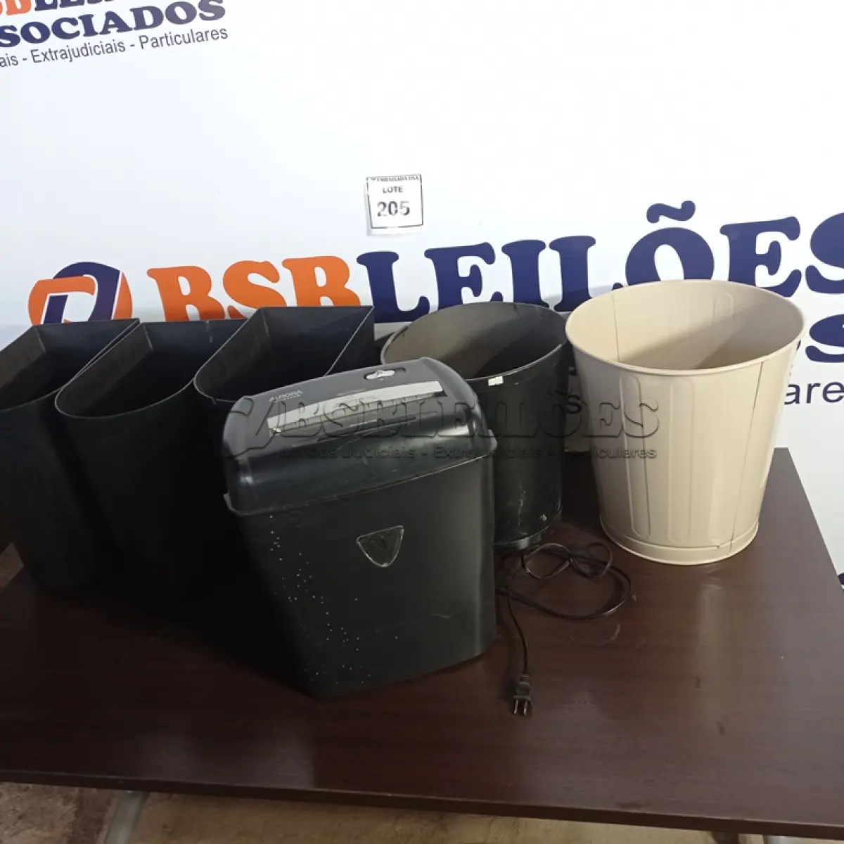 LOTE 205 - 05 LIXEIRAS E 01 FRAGMENTADORA DE PAPEL. (NO ESTADO EM QUE SE ENCONTRA. SUJEITO A AVARIAS OCULTAS/VISÍVEIS.)