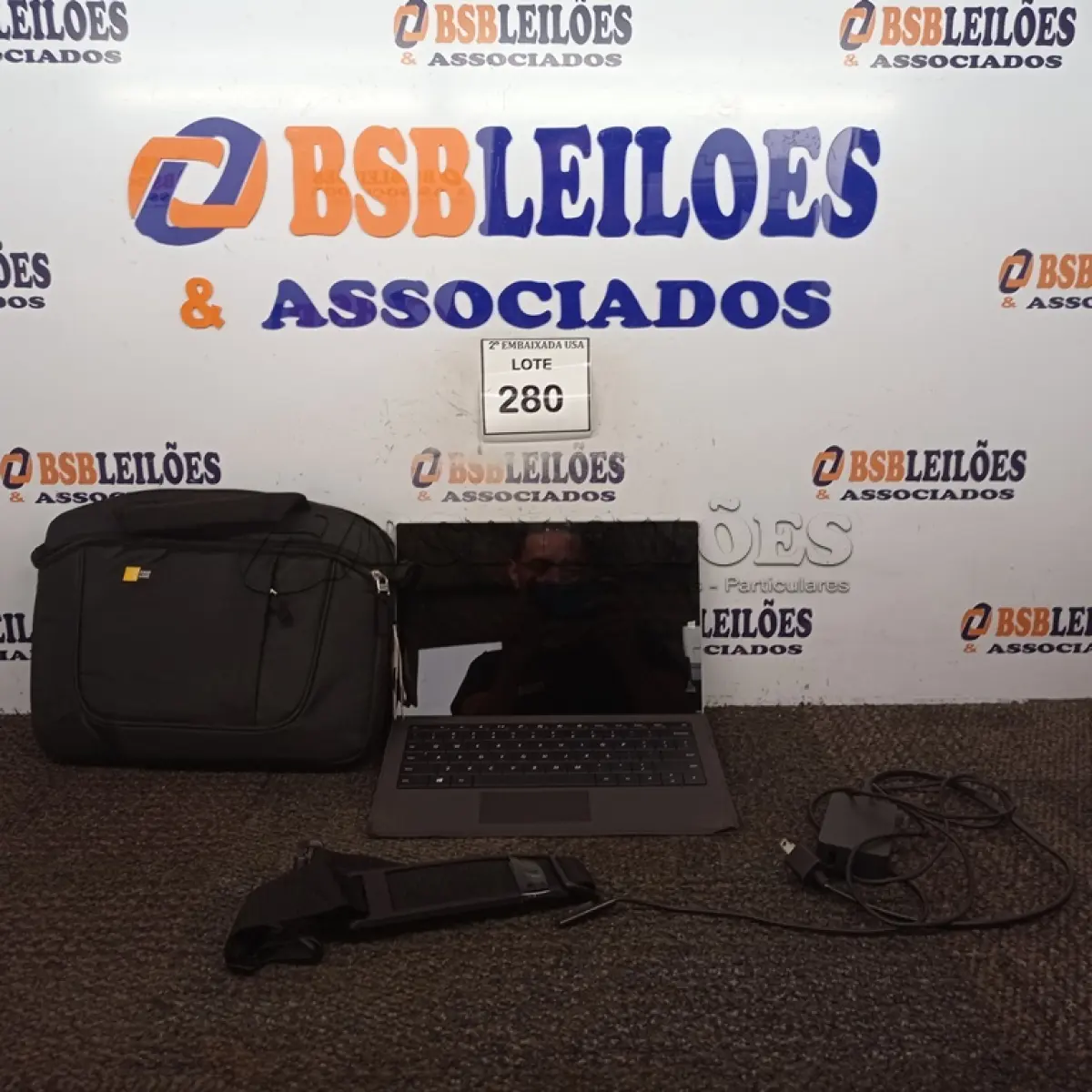 LOTE 280 - 01 TABLET 0004044920 SURFACE. (NO ESTADO EM QUE SE ENCONTRA. SUJEITO A AVARIAS OCULTAS/VISÍVEIS.)