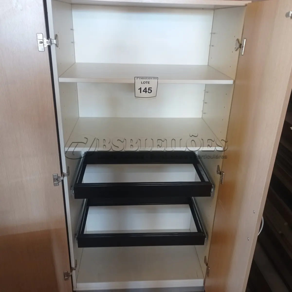 LOTE 145 - 01 ARMÁRIO ALTO EM MADEIRA COM 02 PORTAS. (NO ESTADO EM QUE SE ENCONTRA. SUJEITO A AVARIAS OCULTAS/VISÍVEIS.)