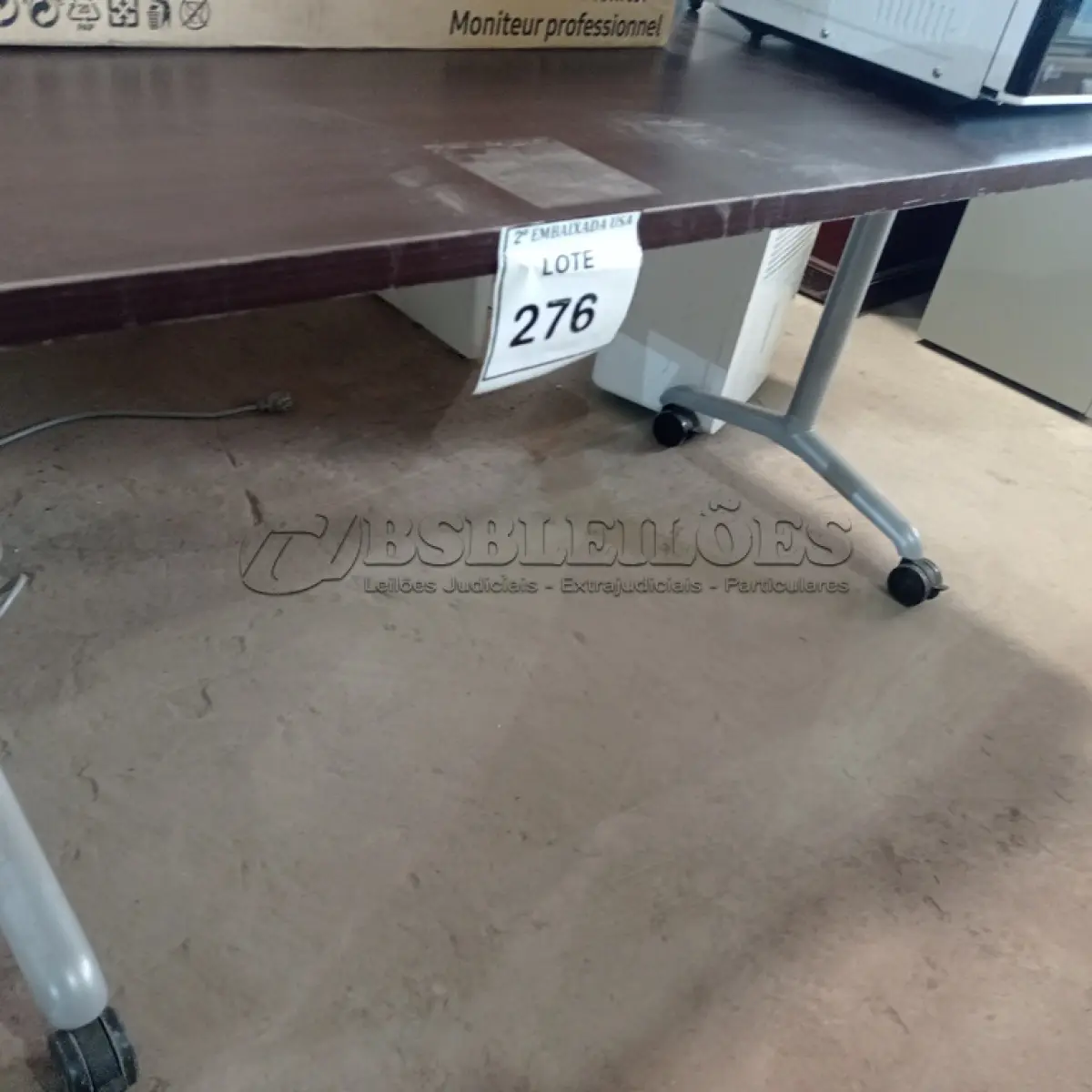 LOTE 276 - 01 MESA COM RODINHAS. (NO ESTADO EM QUE SE ENCONTRA. SUJEITO A AVARIAS OCULTAS/VISÍVEIS.)