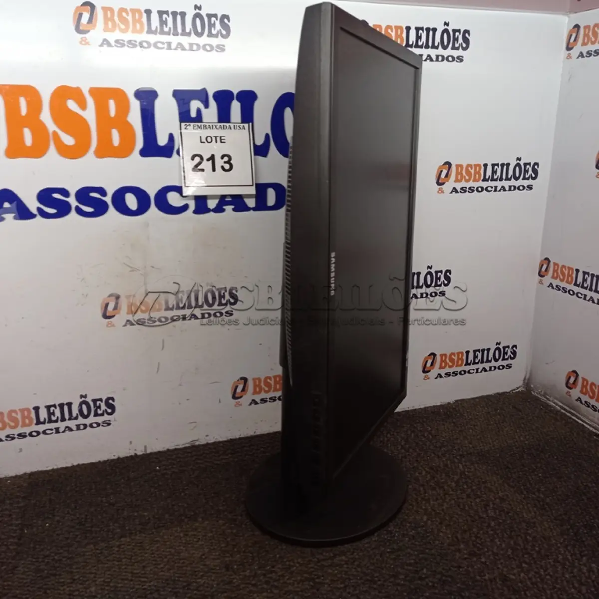 LOTE 213 - 01 MONITOR SAMSUMG. (NO ESTADO EM QUE SE ENCONTRA. SUJEITO A AVARIAS OCULTAS/VISÍVEIS.)