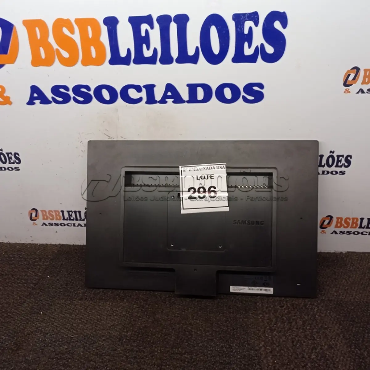 LOTE 296 - 01 MONITOR SAMSUNG Z6LBHCLD9000413M. (NO ESTADO EM QUE SE ENCONTRA. SUJEITO A AVARIAS OCULTAS/VISÍVEIS.)