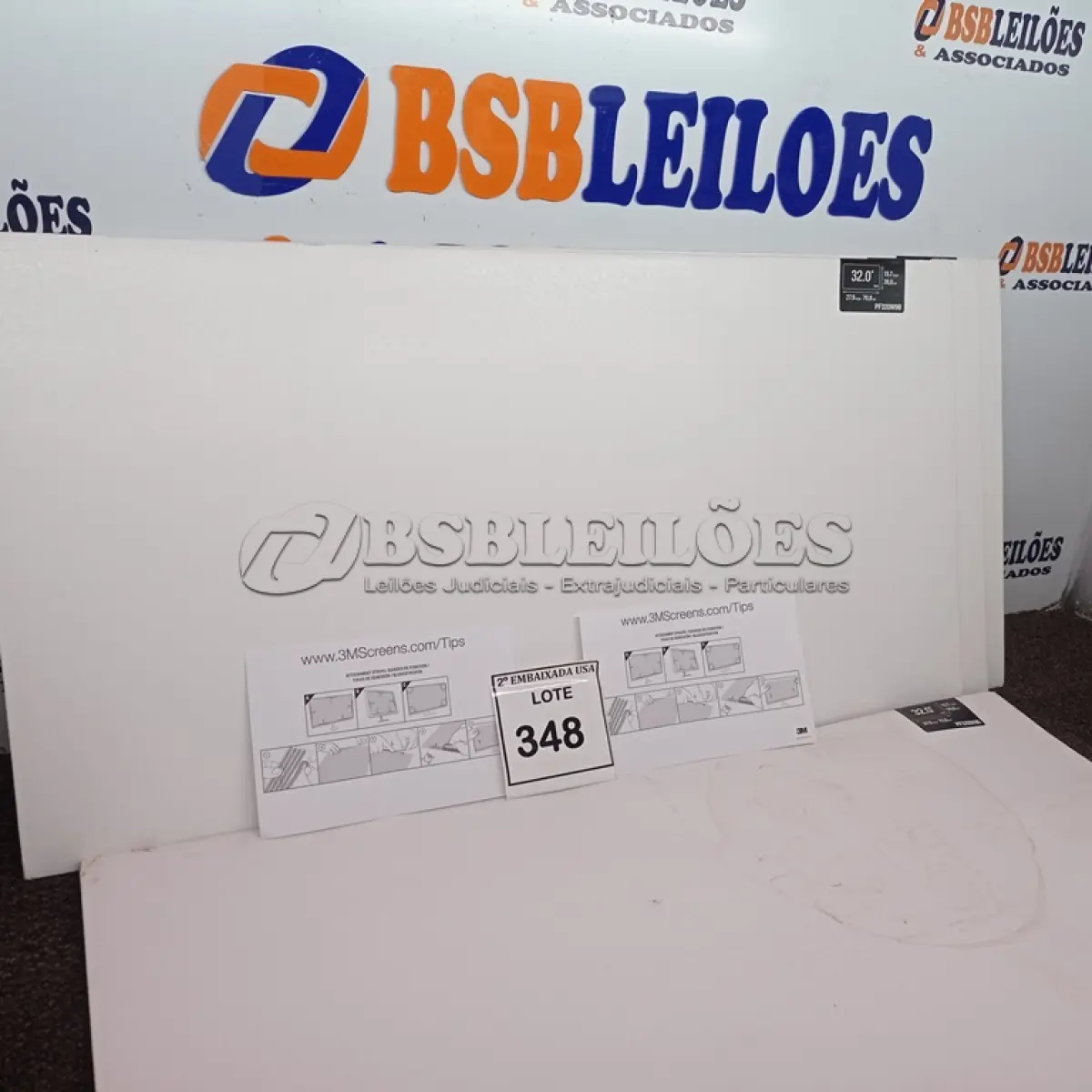 LOTE 348 - 01 CAIXA COM PROTETOR DE TELA GRANDE. (BOX WITH LARGE SCREEN PROTECTOR). (NO ESTADO EM QUE SE ENCONTRA. SUJEITO A AVARIAS OCULTAS/VISÍVEIS.)