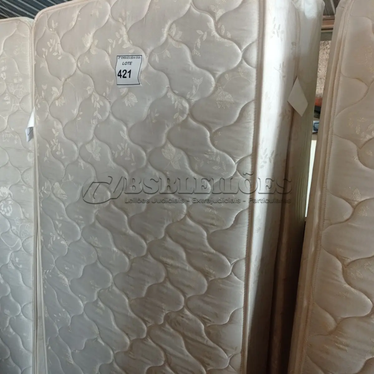 LOTE 421 - 01 BOX TWIN E 01 MATTRESS TWIN. (NO ESTADO EM QUE SE ENCONTRA. SUJEITO A AVARIAS OCULTAS/VISÍVEIS.) AV9952W/AV9952V