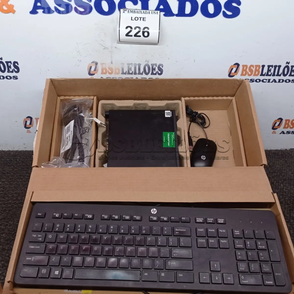 LOTE 226 - 01 CPU HP, MOUSE, TECLADO E CARREGADOR. (NO ESTADO EM QUE SE ENCONTRA. SUJEITO A AVARIAS OCULTAS/VISÍVEIS.) BD0550S