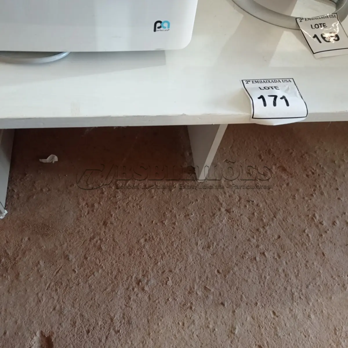 LOTE 171 - 01 MESA BRANCA DE MADEIRA. (NO ESTADO EM QUE SE ENCONTRA. SUJEITO A AVARIAS OCULTAS/VISÍVEIS.)