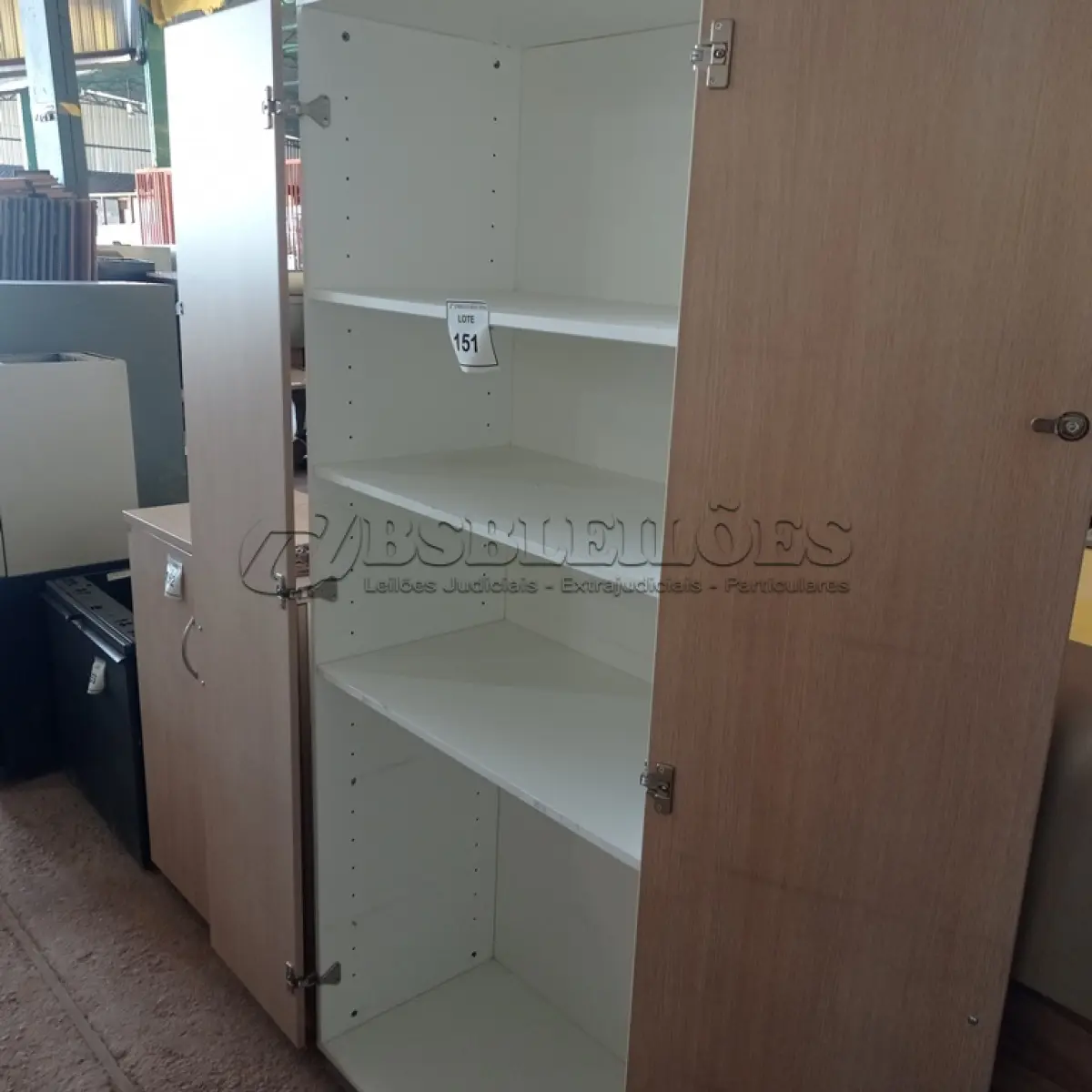 LOTE 151 - 01 ARMÁRIO EM MADEIRA 02 PORTAS. (NO ESTADO EM QUE SE ENCONTRA. SUJEITO A AVARIAS OCULTAS/VISÍVEIS.)