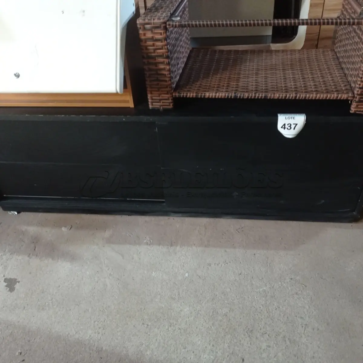 LOTE 437 - 01 RACK PRETO COM PORTA DE CORRER. (NO ESTADO EM QUE SE ENCONTRA. SUJEITO A AVARIAS OCULTAS/VISÍVEIS.)
