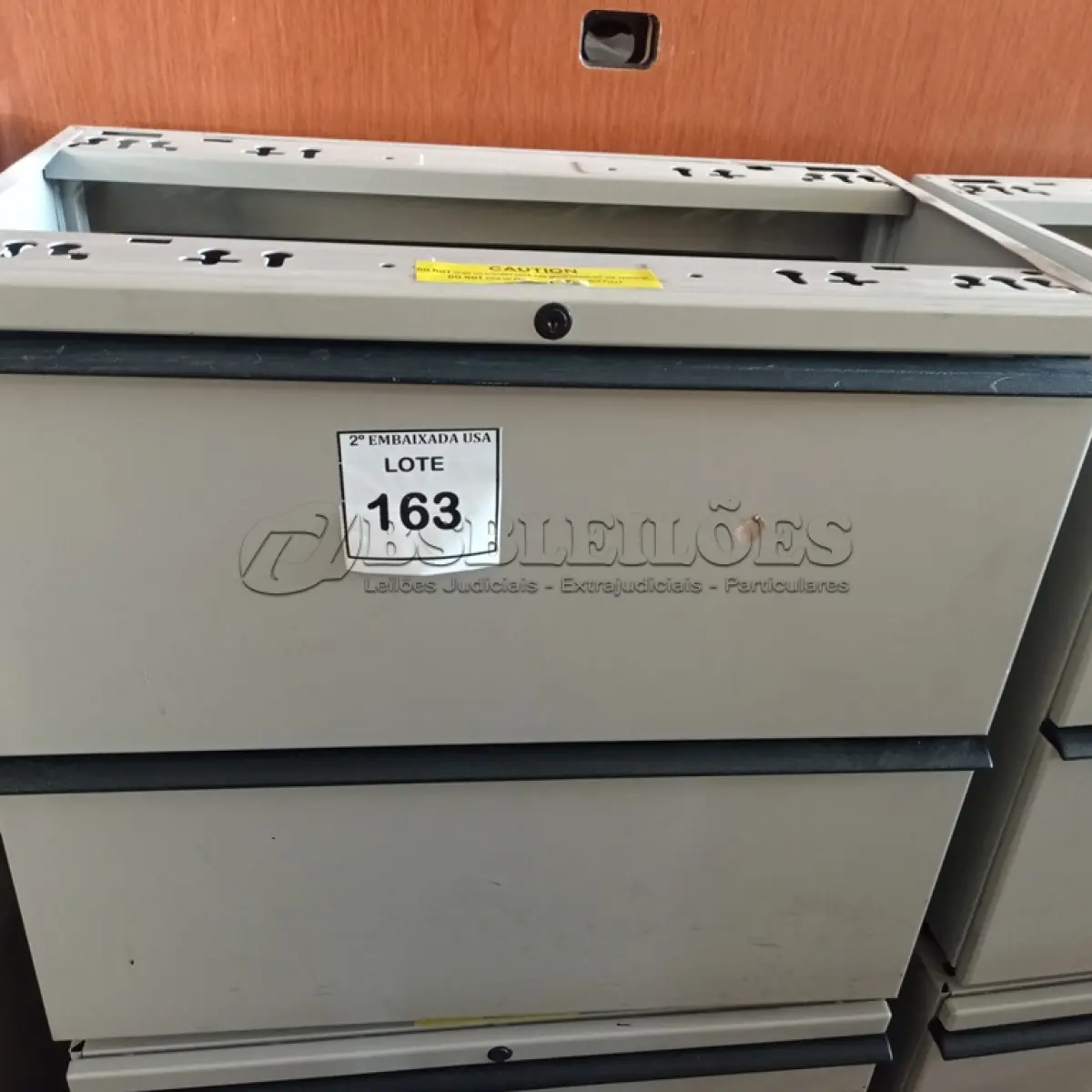 LOTE 163 - 01 ARMÁRIO EM AÇO COM 02 GAVETAS. (NO ESTADO EM QUE SE ENCONTRA. SUJEITO A AVARIAS OCULTAS/VISÍVEIS.)