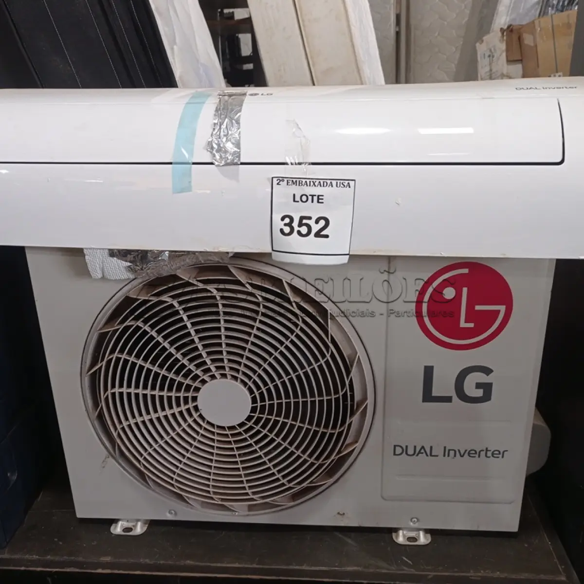 LOTE 352 - 01 AR CONDICIONADO LG INVERTER 11.000BTUS 220V. (NO ESTADO EM QUE SE ENCONTRA. SUJEITO A AVARIAS OCULTAS/VISÍVEIS.)