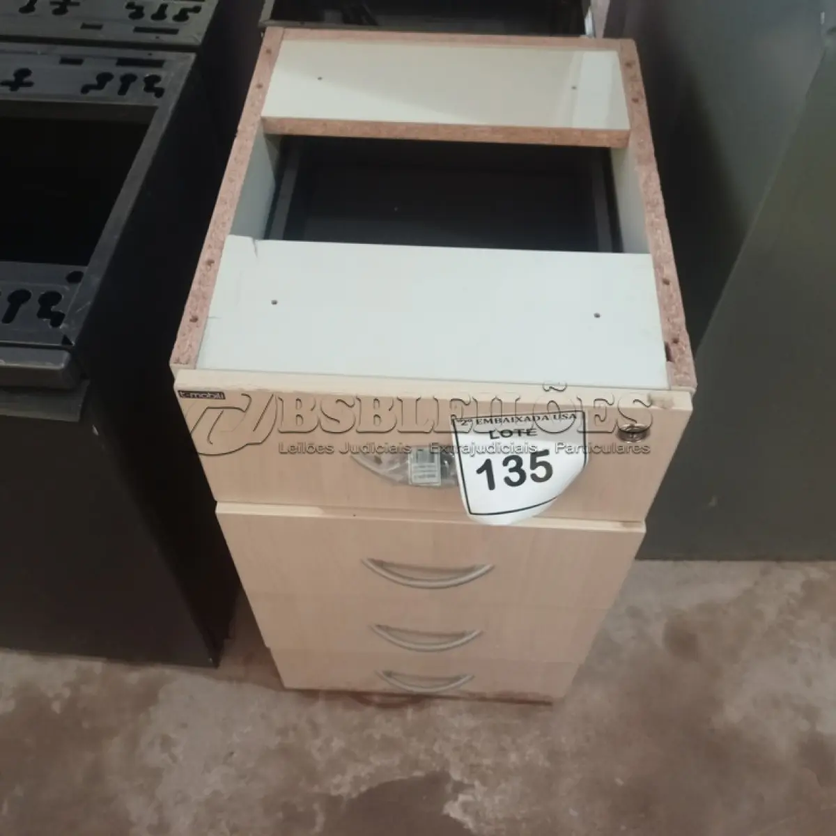 LOTE 135 - 01 GAVETEIRO EM MADEIRA COM 04 GAVETAS. (NO ESTADO EM QUE SE ENCONTRA. SUJEITO A AVARIAS OCULTAS/VISÍVEIS.)