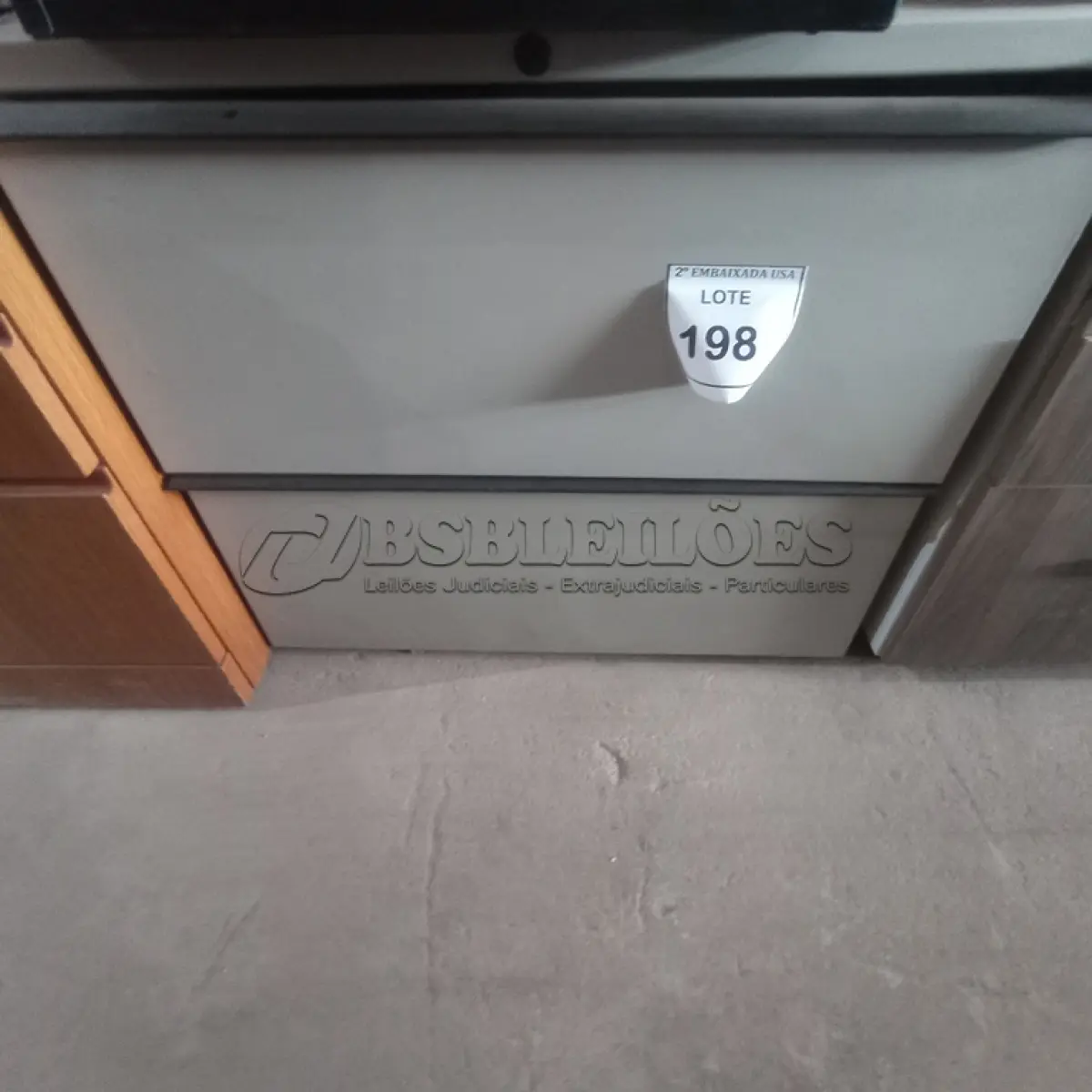 LOTE 198 - 01 ARMÁRIO BAIXO EM AÇO 02 GAVETAS. (NO ESTADO EM QUE SE ENCONTRA. SUJEITO A AVARIAS OCULTAS/VISÍVEIS.)