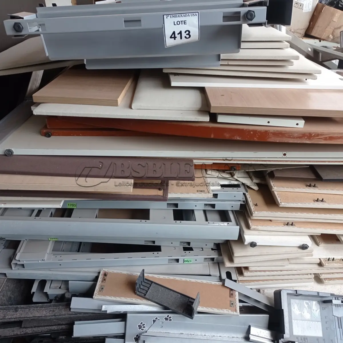 LOTE 413 - DIVERSOS MÓVEIS MODULARES (PALETE NÃO INCLUSO). (NO ESTADO EM QUE SE ENCONTRA. SUJEITO A AVARIAS OCULTAS/VISÍVEIS.)