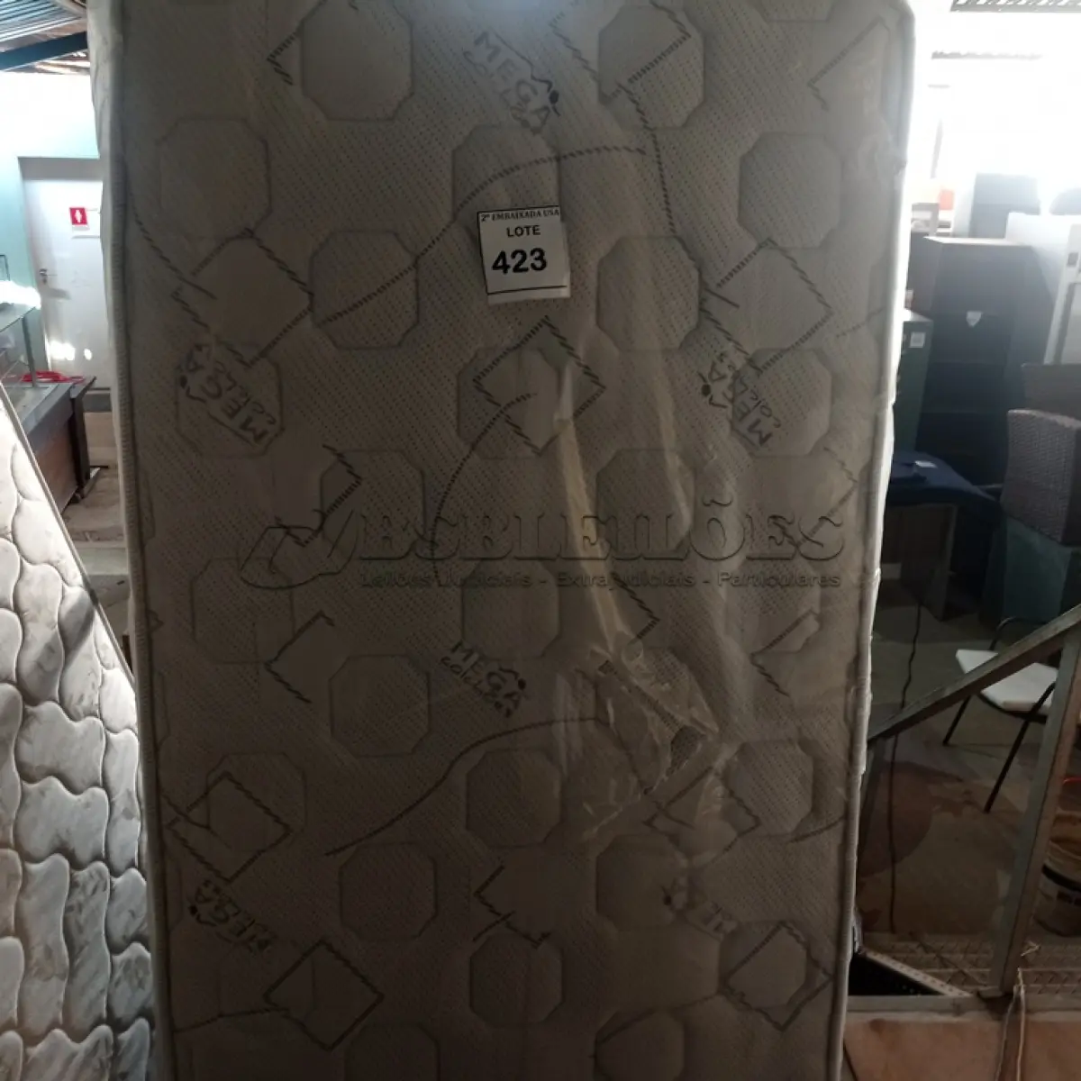 LOTE 423 - 01 BOX TWIN E 01 MATTRESS TWIN. (NO ESTADO EM QUE SE ENCONTRA. SUJEITO A AVARIAS OCULTAS/VISÍVEIS.) AV9528H/ BF8611H