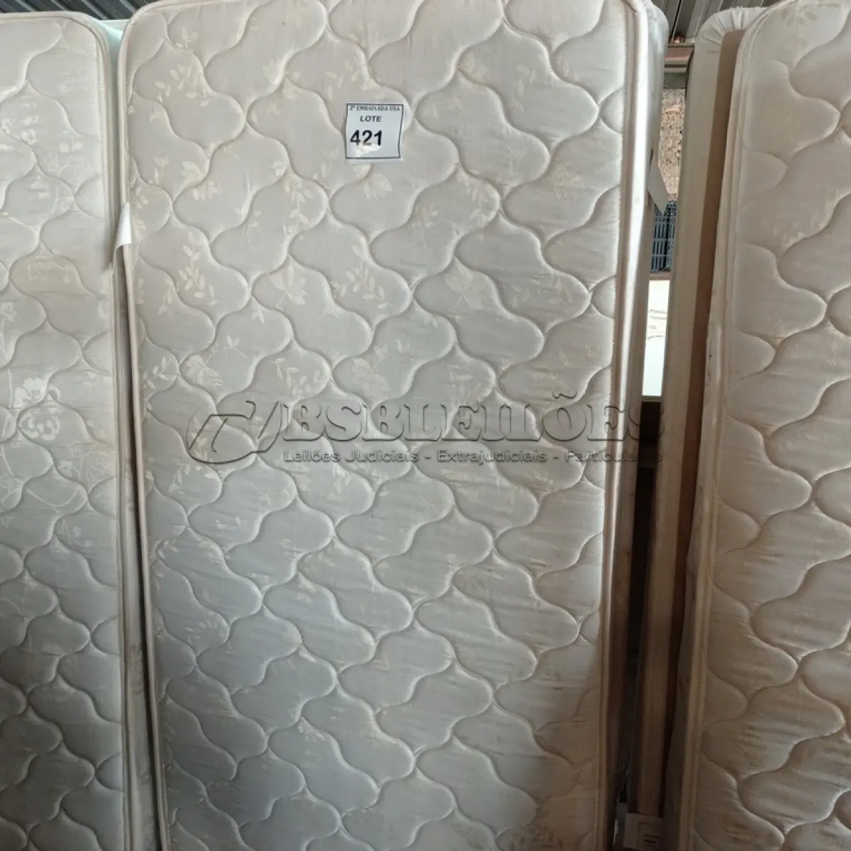 LOTE 421 - 01 BOX TWIN E 01 MATTRESS TWIN. (NO ESTADO EM QUE SE ENCONTRA. SUJEITO A AVARIAS OCULTAS/VISÍVEIS.) AV9952W/AV9952V
