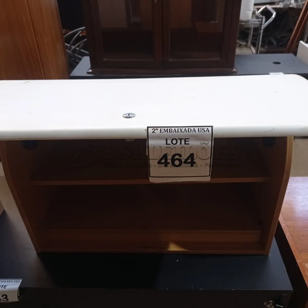 LOTE 464 - 01 ARMÁRIO SUSPENSO. (NO ESTADO EM QUE SE ENCONTRA. SUJEITO A AVARIAS OCULTAS/VISÍVEIS.)