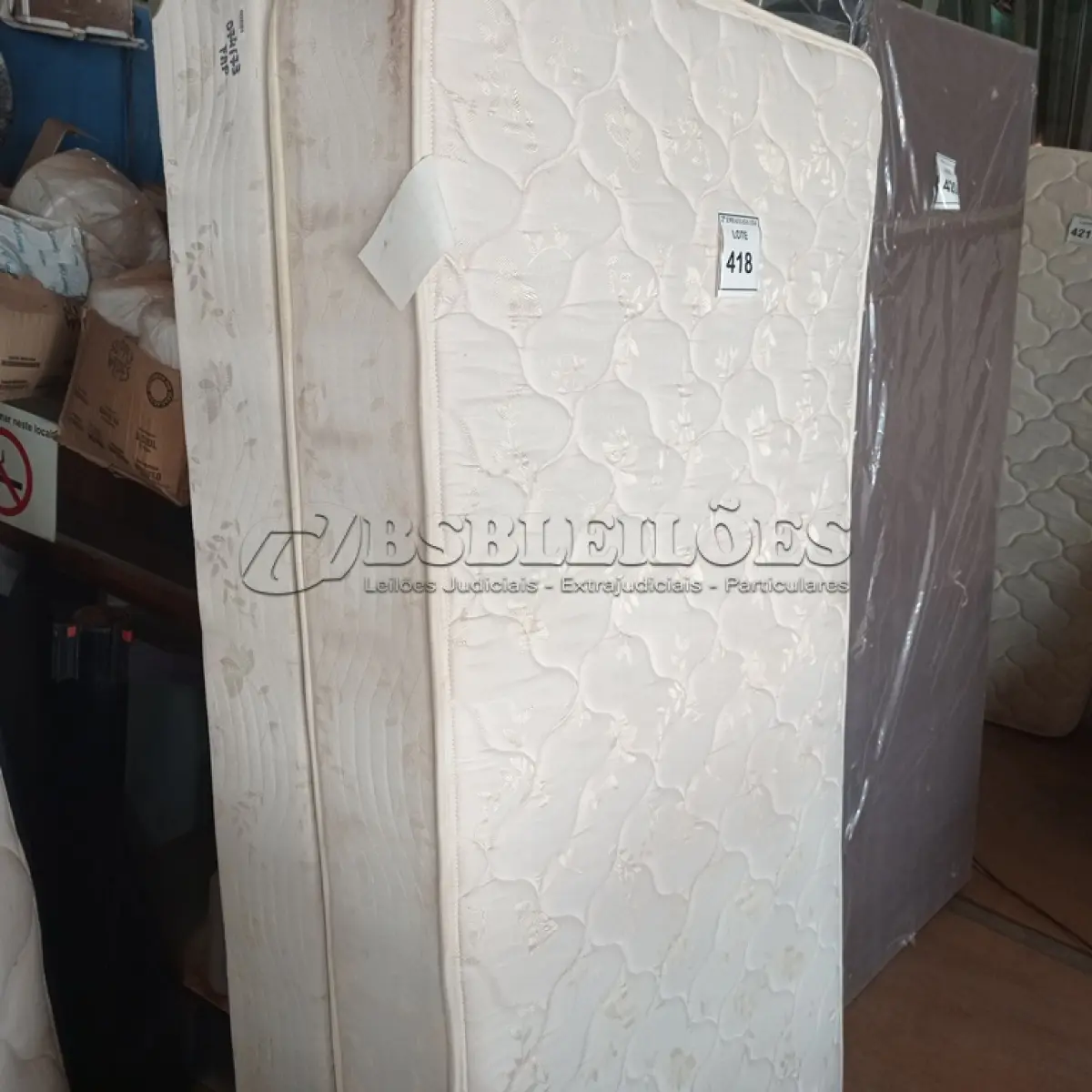 LOTE 418 - 01 MATTRESS TWIN E 01 BOX TWIN. (NO ESTADO EM QUE SE ENCONTRA. SUJEITO A AVARIAS OCULTAS/VISÍVEIS.) BF8513G/ BJ7391M
