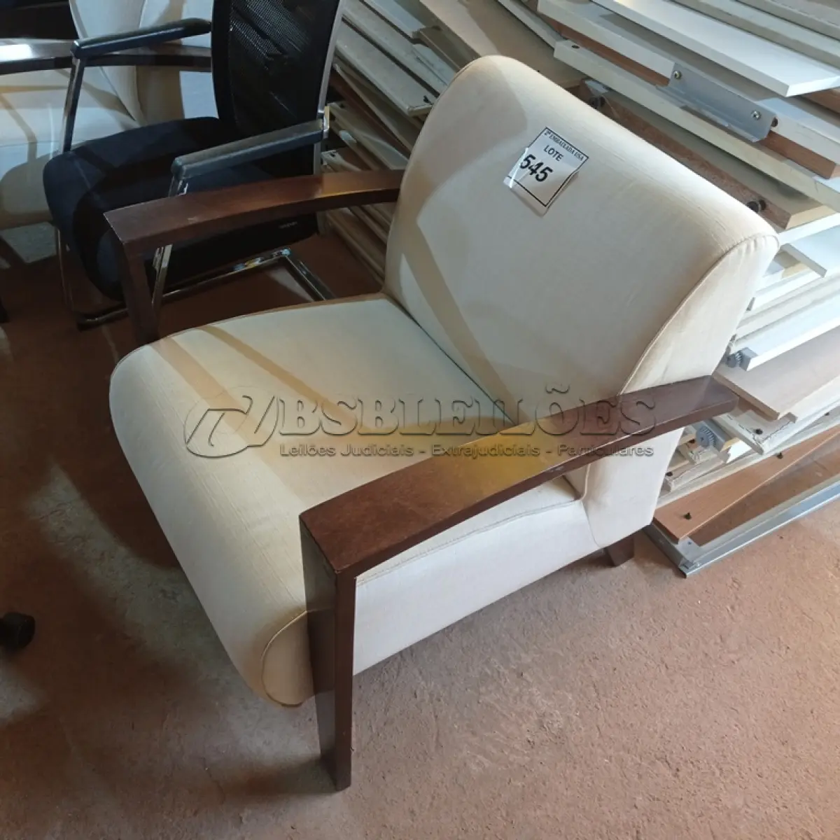 LOTE 545 - 01 POLTRONA (EASY CHAIR). (NO ESTADO EM QUE SE ENCONTRA. SUJEITO A AVARIAS OCULTAS/VISÍVEIS.)