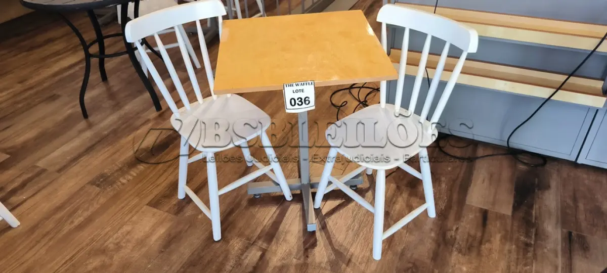 LOTE 036 - 01 MESA QUADRADA EM MADEIRA COM PÉS EM FERRO E 02 CADEIRAS EM MADEIRA. (NO ESTADO) ATENÇÃO! FAZER A VISITAÇÃO ANTES DE ARREMATAR, NÃO SABEMOS SE FUNCIONA. LEILÃO NÃO TEM GARANTIA E NEM DEVOLUÇÃO, SUJEITO A POSSÍVEIS AVARIAS VISÍVEIS/OCULTAS E/OU AUSÊNCIA DE COMPONENTES.