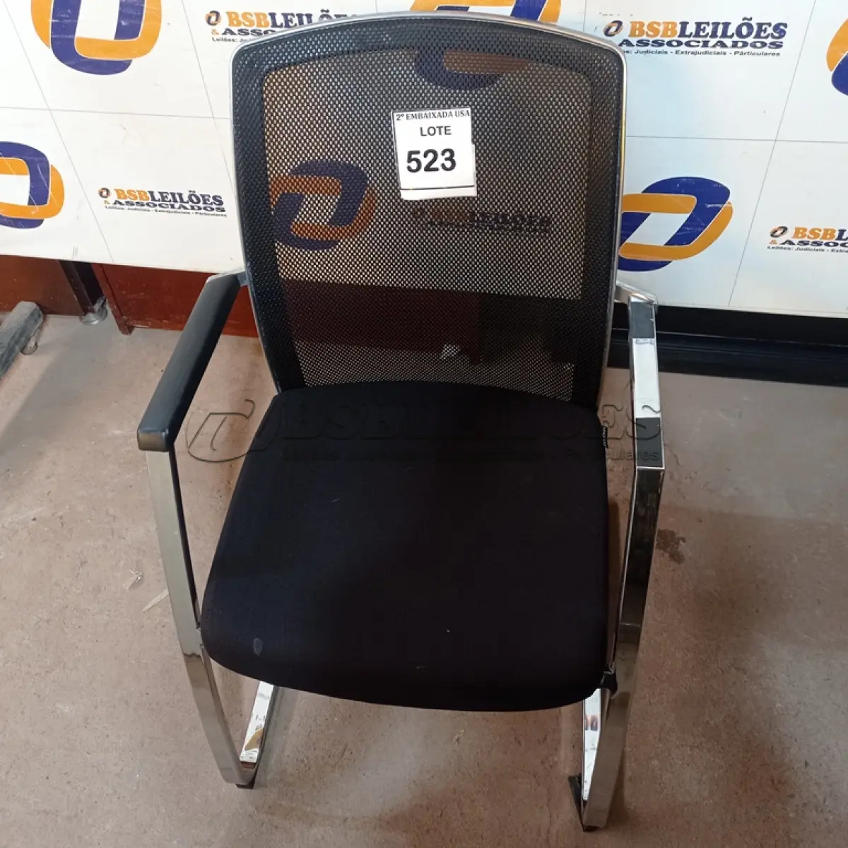 LOTE 523 - 01 CADEIRA DE ESCRITÓRIO. (NO ESTADO EM QUE SE ENCONTRA. SUJEITO A AVARIAS OCULTAS/VISÍVEIS.)
