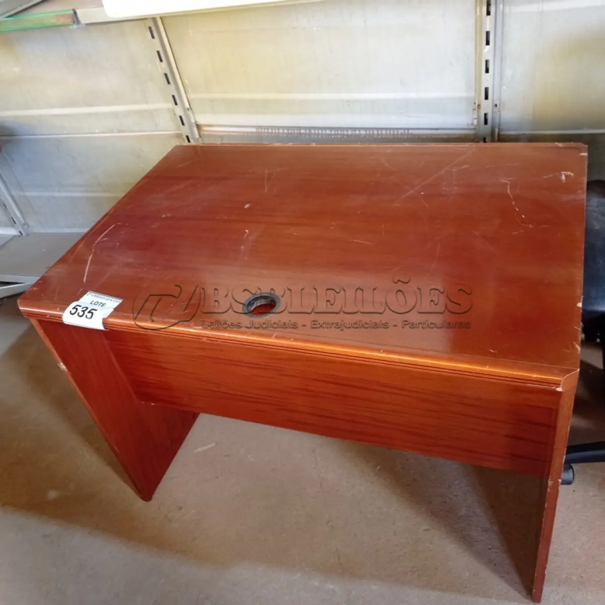 LOTE 535 - 01 MESA DE ESCRITÓRIO EM MADEIRA. (NO ESTADO EM QUE SE ENCONTRA. SUJEITO A AVARIAS OCULTAS/VISÍVEIS.)