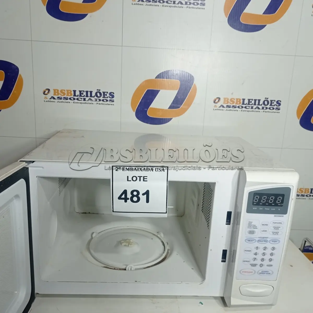LOTE 481 - 01 MICRO-ONDAS MAGIC CHEF 110V. (NO ESTADO EM QUE SE ENCONTRA. SUJEITO A AVARIAS OCULTAS/VISÍVEIS.) AV9697P