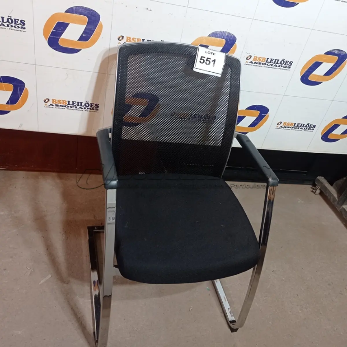 LOTE 551 - 01 CADEIRA DE ESCRITÓRIO. (NO ESTADO EM QUE SE ENCONTRA. SUJEITO A AVARIAS OCULTAS/VISÍVEIS.)