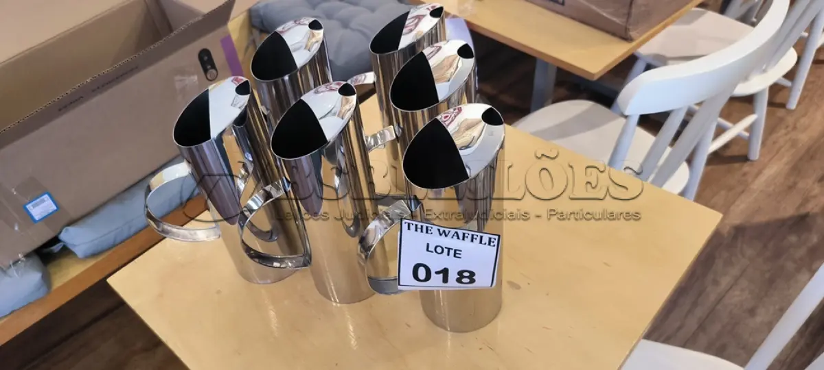 LOTE 018 - 06 JARRAS GRANDES EM INOX. (NO ESTADO) ATENÇÃO! FAZER A VISITAÇÃO ANTES DE ARREMATAR, NÃO SABEMOS SE FUNCIONA. LEILÃO NÃO TEM GARANTIA E NEM DEVOLUÇÃO, SUJEITO A POSSÍVEIS AVARIAS VISÍVEIS/OCULTAS E/OU AUSÊNCIA DE COMPONENTES.