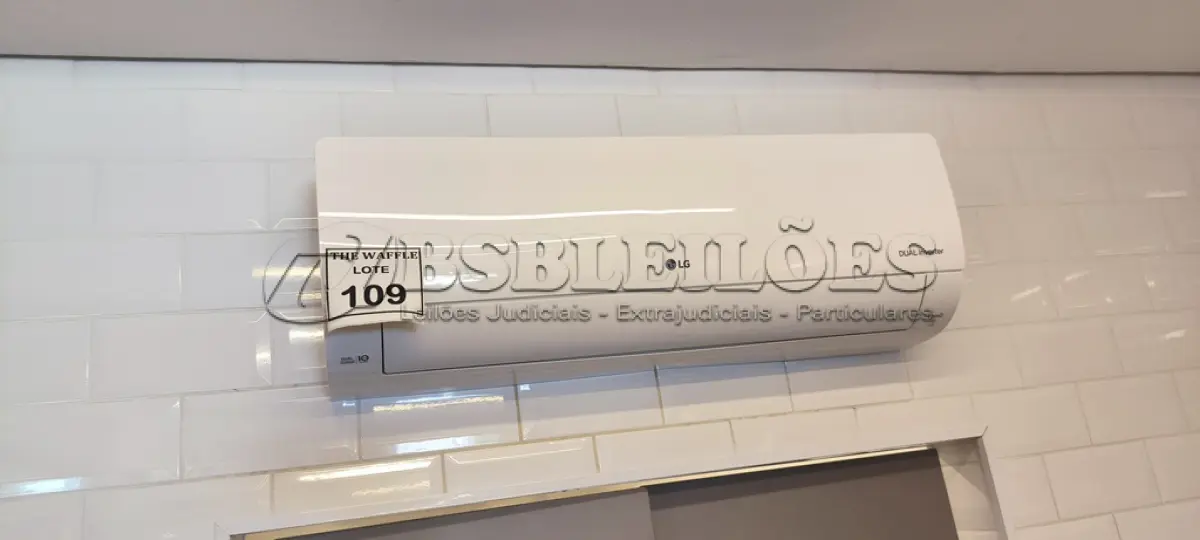 LOTE 109 - 01 AR CONDICIONADO LG DUAL INVERTE 12.000BTUS. (NO ESTADO) ATENÇÃO! FAZER A VISITAÇÃO ANTES DE ARREMATAR, NÃO SABEMOS SE FUNCIONA. LEILÃO NÃO TEM GARANTIA E NEM DEVOLUÇÃO, SUJEITO A POSSÍVEIS AVARIAS VISÍVEIS/OCULTAS E/OU AUSÊNCIA DE COMPONENTES.