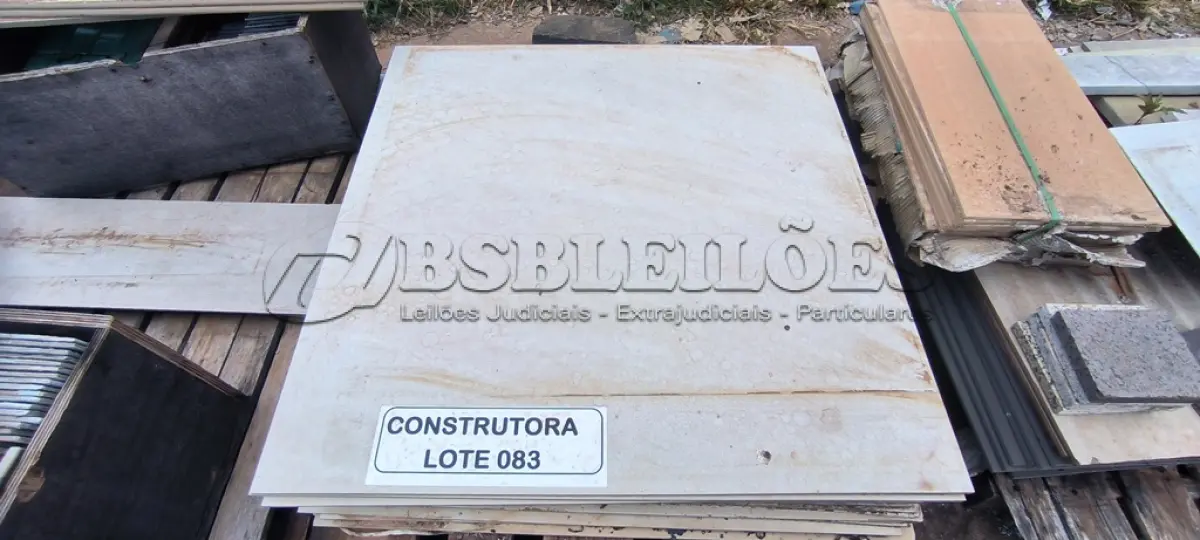 LOTE 083 - APROXIMADAMENTE 12,15 M² DE PORCELANATO 90X90CM DIVERSOS. (NO ESTADO EM QUE SE ENCONTRA. SUJEITO A AVARIAS OCULTAS/VISÍVEIS.)