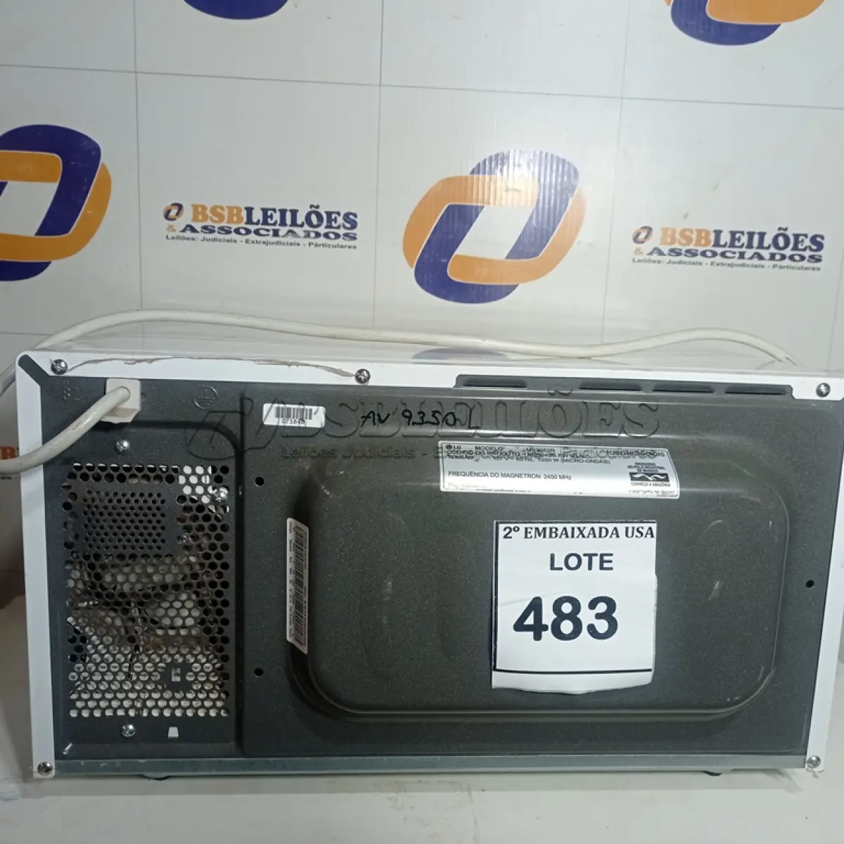 LOTE 483 - 01 MICRO-ONDAS LG 110V. (NO ESTADO EM QUE SE ENCONTRA. SUJEITO A AVARIAS OCULTAS/VISÍVEIS.) AV9350L