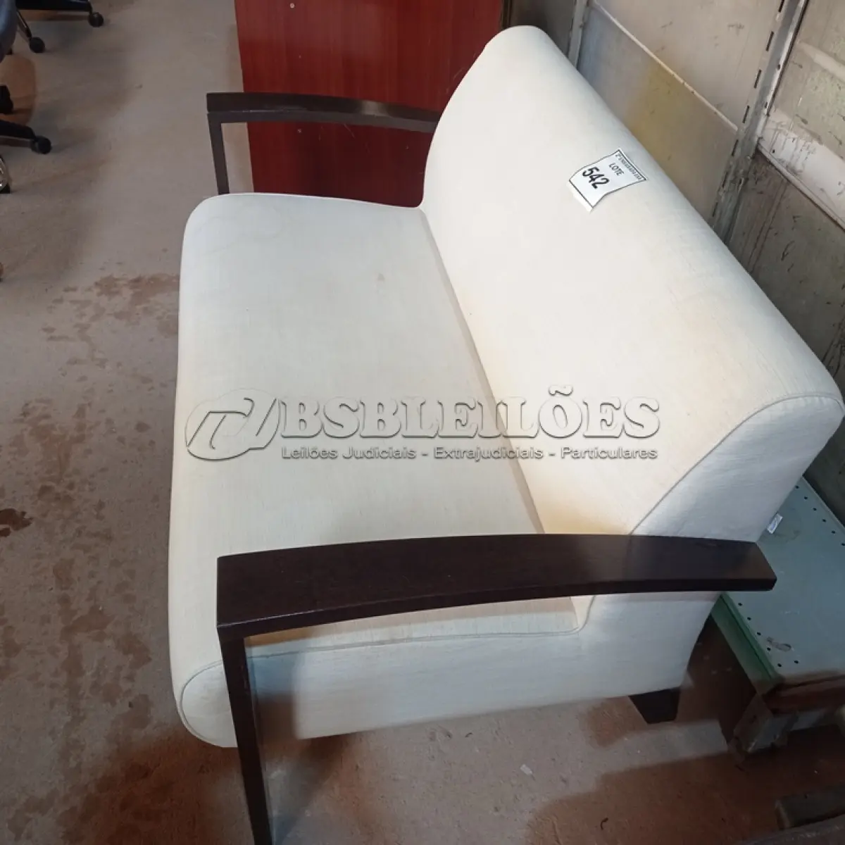 LOTE 542 - 01 SOFÁ DE 02 LUGARES. (LOVESEAT) (NO ESTADO EM QUE SE ENCONTRA. SUJEITO A AVARIAS OCULTAS/VISÍVEIS.)