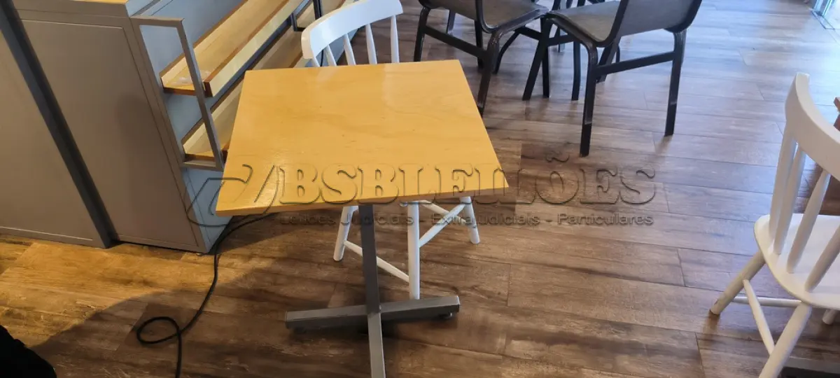 LOTE 013 - 01 MESA QUADRADA EM MADEIRA COM PÉS EM FERRO E 01 CADEIRA EM MADEIRA. (NO ESTADO) ATENÇÃO! FAZER A VISITAÇÃO ANTES DE ARREMATAR, NÃO SABEMOS SE FUNCIONA. LEILÃO NÃO TEM GARANTIA E NEM DEVOLUÇÃO, SUJEITO A POSSÍVEIS AVARIAS VISÍVEIS/OCULTAS E/OU AUSÊNCIA DE COMPONENTES.