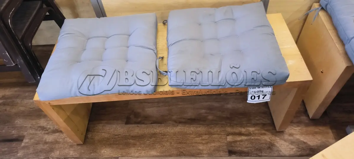 LOTE 017 - 01 BANCO EM MADEIRA COM 02 ACENTOS ESTOFADOS.  (NO ESTADO) ATENÇÃO! FAZER A VISITAÇÃO ANTES DE ARREMATAR, NÃO SABEMOS SE FUNCIONA. LEILÃO NÃO TEM GARANTIA E NEM DEVOLUÇÃO, SUJEITO A POSSÍVEIS AVARIAS VISÍVEIS/OCULTAS E/OU AUSÊNCIA DE COMPONENTES.