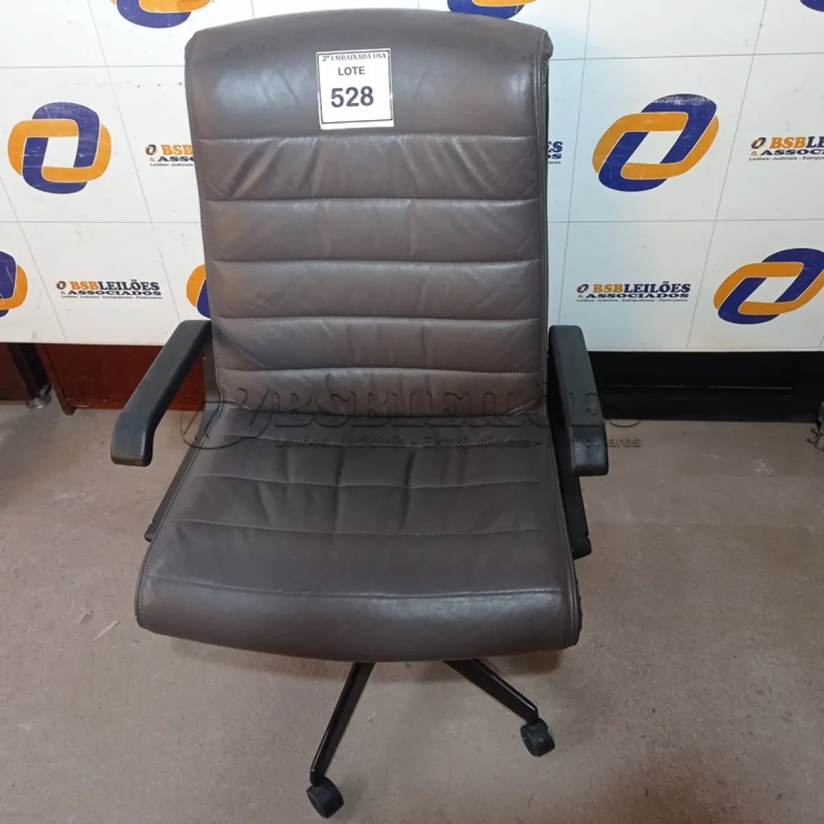 LOTE 528 - 01 CADEIRA DE ESCRITÓRIO. (NO ESTADO EM QUE SE ENCONTRA. SUJEITO A AVARIAS OCULTAS/VISÍVEIS.)