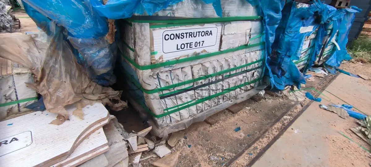 LOTE 017 - APROXIMADAMENTE 42,80 M² DE REVESTIMENTO PAREDE BRANCO HALF 30X90CM MATT. RET – PORTOBELLO. (NO ESTADO EM QUE SE ENCONTRA. SUJEITO A AVARIAS OCULTAS/VISÍVEIS.)
