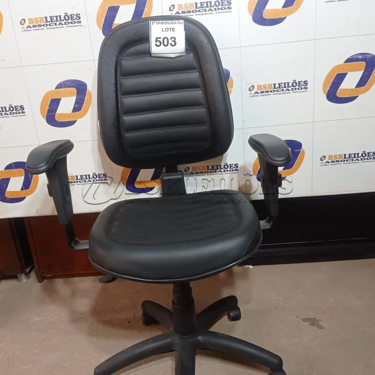 LOTE 503 - 01 CADEIRA DE ESCRITÓRIO. (NO ESTADO EM QUE SE ENCONTRA. SUJEITO A AVARIAS OCULTAS/VISÍVEIS.)