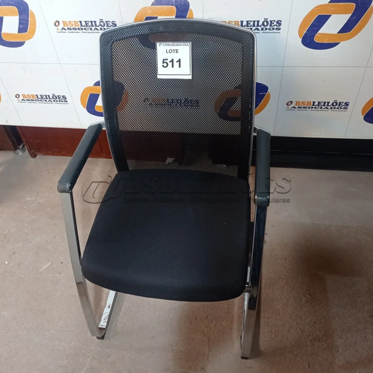 LOTE 511 - 01 CADEIRA DE ESCRITÓRIO. (NO ESTADO EM QUE SE ENCONTRA. SUJEITO A AVARIAS OCULTAS/VISÍVEIS.)