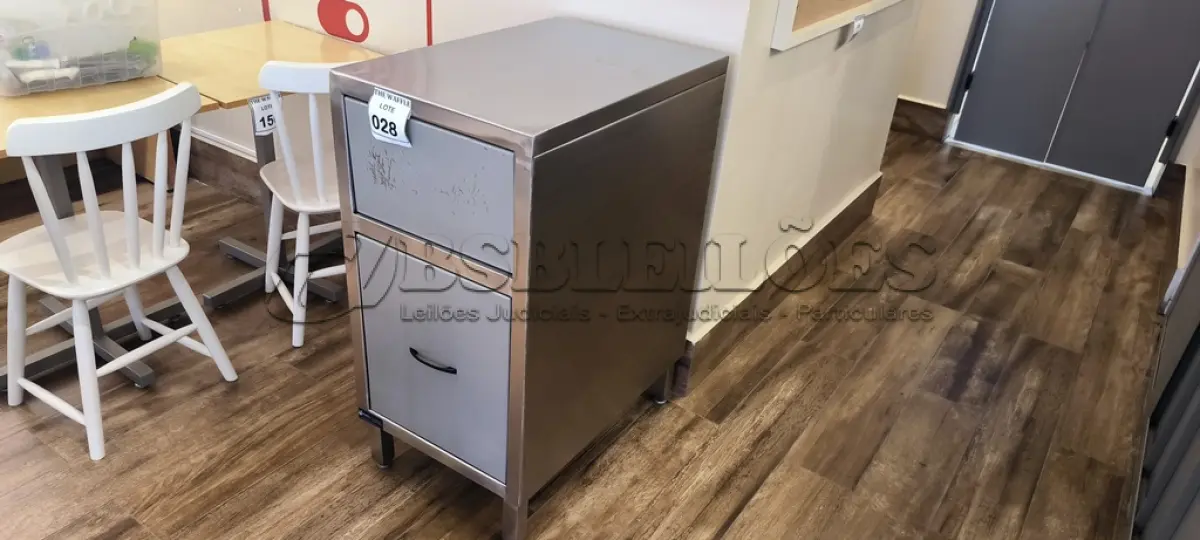 LOTE 028 - 01 LIXEIRA QUADRADA EM INOX. (NO ESTADO) ATENÇÃO! FAZER A VISITAÇÃO ANTES DE ARREMATAR, NÃO SABEMOS SE FUNCIONA. LEILÃO NÃO TEM GARANTIA E NEM DEVOLUÇÃO, SUJEITO A POSSÍVEIS AVARIAS VISÍVEIS/OCULTAS E/OU AUSÊNCIA DE COMPONENTES.