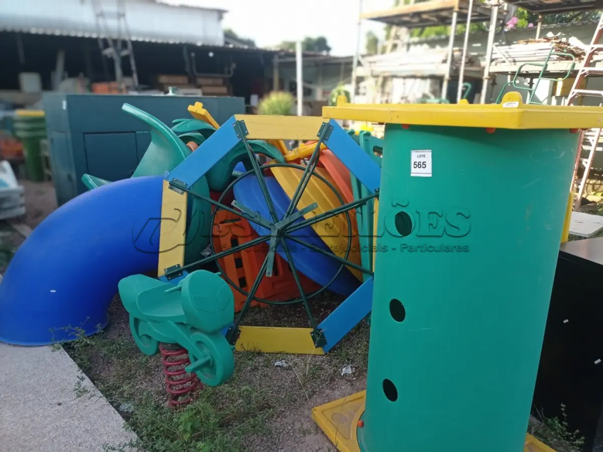 LOTE 565 - 01 PLAYGROUND. (NO ESTADO EM QUE SE ENCONTRA. SUJEITO A AVARIAS OCULTAS/VISÍVEIS.)