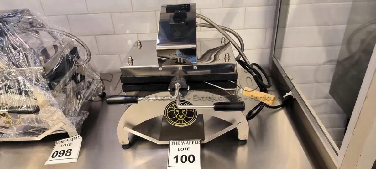 LOTE 100 - 01 WAFFERLEIRA. (NO ESTADO) ATENÇÃO! FAZER A VISITAÇÃO ANTES DE ARREMATAR, NÃO SABEMOS SE FUNCIONA. LEILÃO NÃO TEM GARANTIA E NEM DEVOLUÇÃO, SUJEITO A POSSÍVEIS AVARIAS VISÍVEIS/OCULTAS E/OU AUSÊNCIA DE COMPONENTES.