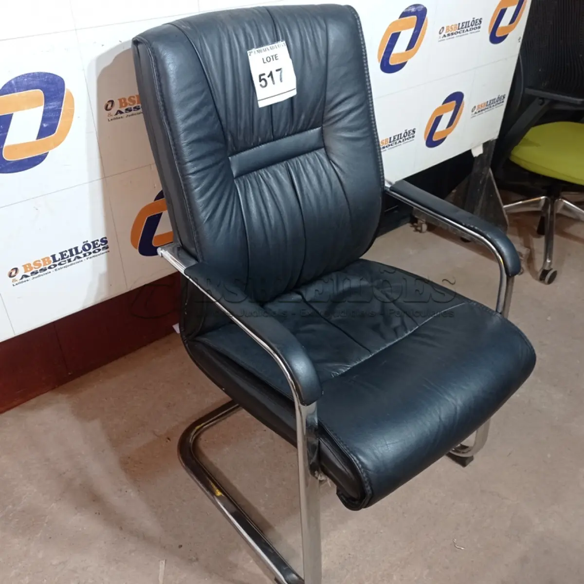 LOTE 517 - 01 CADEIRA DE ESCRITÓRIO. (NO ESTADO EM QUE SE ENCONTRA. SUJEITO A AVARIAS OCULTAS/VISÍVEIS.)